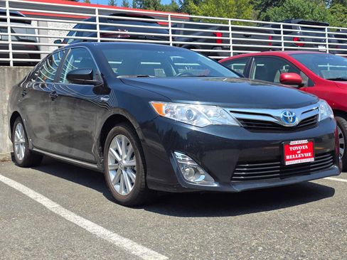 Used 2012 Toyota Camry XLE w/ Leather Pkg FWD image 3