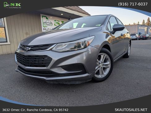 Used 2018 Chevrolet Cruze LT FWD image 2
