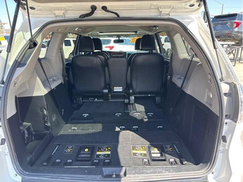 Used 2015 Toyota Sienna SE w/ SE Preferred Package FWD image 21