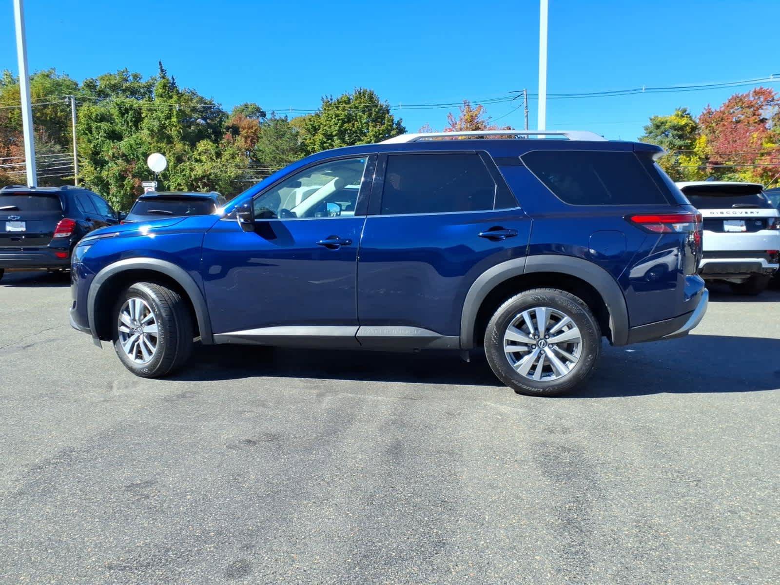 Used 2025 Nissan Pathfinder SL AWD/4WD image 8