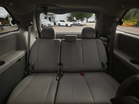Used 2017 Toyota Sienna XLE w/ XLE Navigation Package FWD image 46