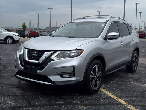 Used 2019 Nissan Rogue SV w/ Premium Package FWD image 2