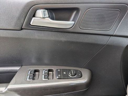 Used 2020 Kia Sportage LX image 15