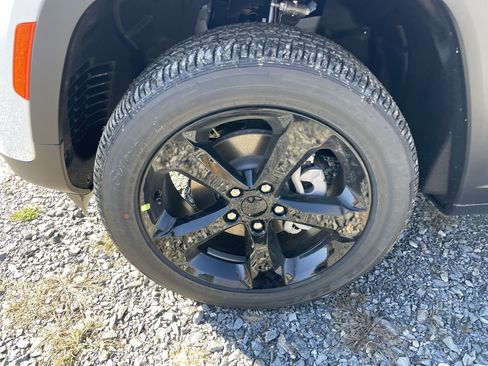 New 2025 Jeep Grand Cherokee Altitude image 10