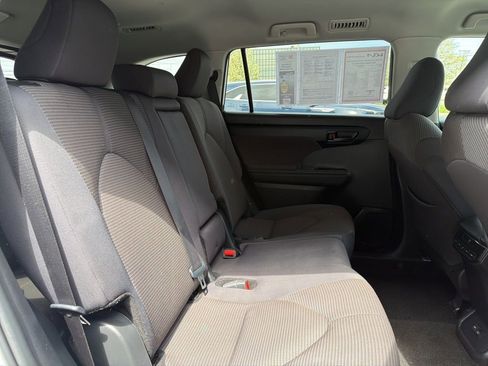 Used 2024 Toyota Highlander LE AWD/4WD image 13