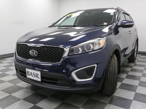Used 2016 Kia Sorento LX w/ LX Convenience Package image 4