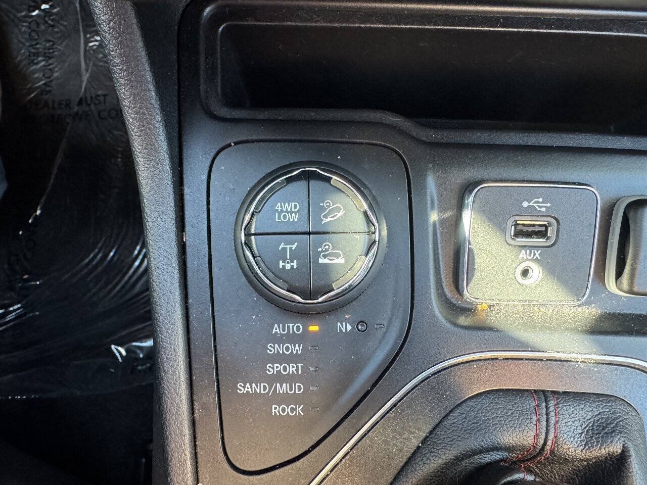 Used 2019 Jeep Cherokee Trailhawk w/ Comfort/Convenience Group AWD/4WD image 27