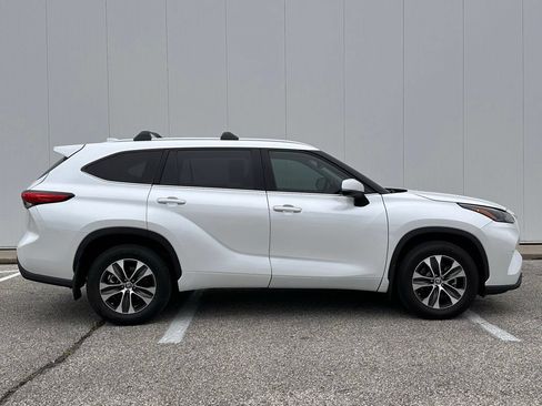 Used 2022 Toyota Highlander XLE AWD/4WD image 7