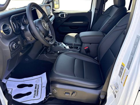 Used 2025 Jeep Gladiator Sport w/ Premium Package image 9
