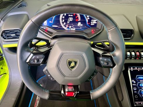 Used 2022 Lamborghini Huracan EVO image 13