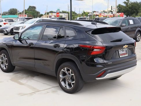 Used 2025 Chevrolet Trax LT FWD image 7