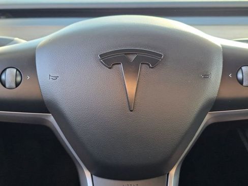 Used 2022 Tesla Model Y Long Range AWD/4WD image 28