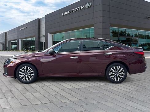 Used 2024 Nissan Altima 2.5 SV FWD image 2