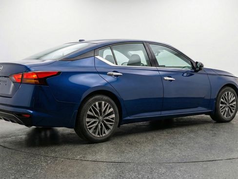 Used 2025 Nissan Altima 2.5 SV image 9