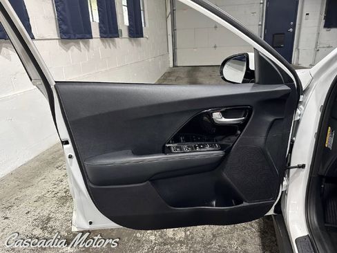 Used 2019 Kia Niro EX w/ Cold Weather Package 2.0 FWD image 21
