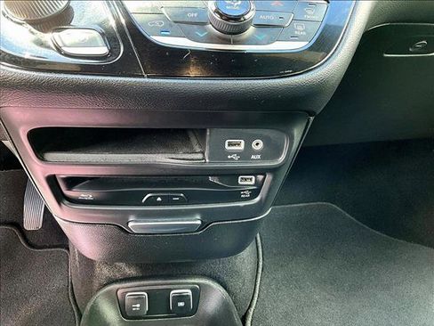 Used 2020 Chrysler Pacifica Touring-L Plus w/ Advanced Safetytec Group FWD image 23