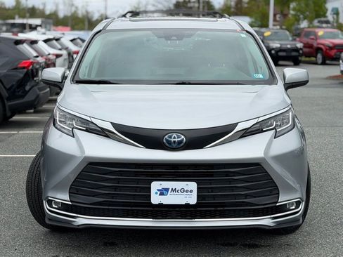 Used 2021 Toyota Sienna XLE w/ XLE Plus Package AWD/4WD image 2