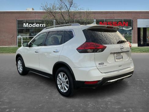 Used 2017 Nissan Rogue SV image 2
