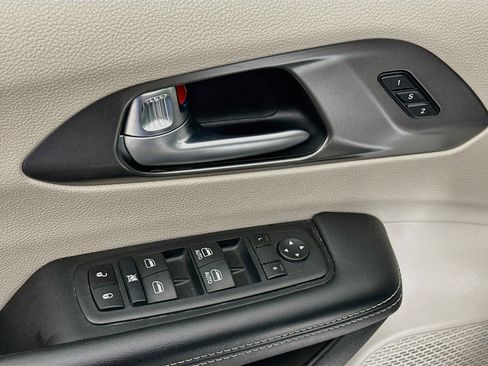 Used 2024 Chrysler Pacifica Touring-L FWD image 15