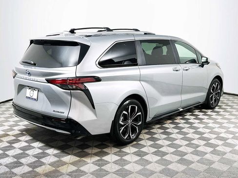 Used 2025 Toyota Sienna Platinum image 7