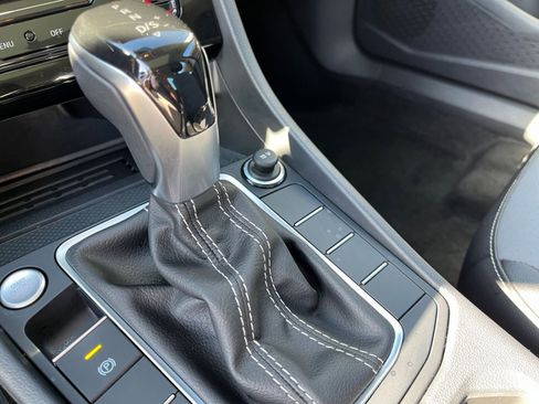 Used 2025 Volkswagen Jetta SE image 41