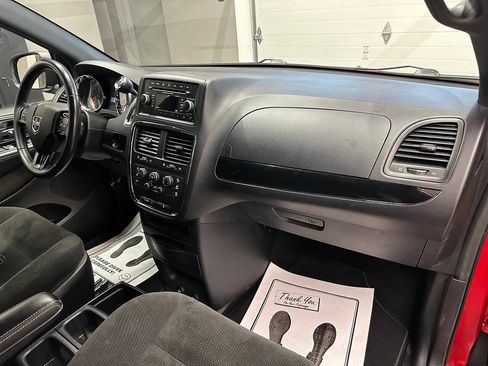Used 2016 Dodge Grand Caravan SE image 24