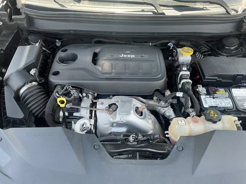 Used 2019 Jeep Cherokee Trailhawk AWD/4WD image 30