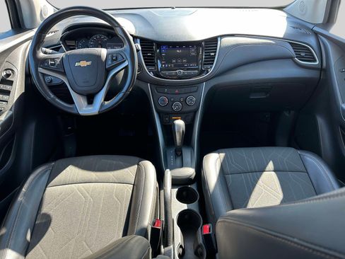 Used 2022 Chevrolet Trax LT w/ LT Convenience Package image 12