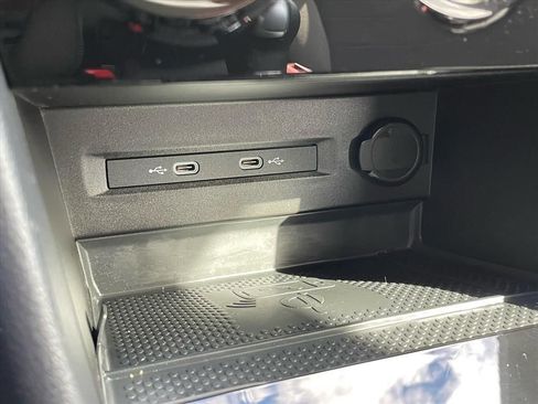 Used 2023 Volkswagen Taos SE w/ Panoramic Sunroof Package image 17