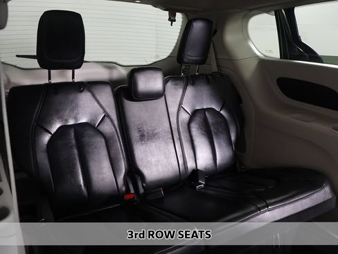 Used 2023 Chrysler Pacifica Touring-L FWD image 7