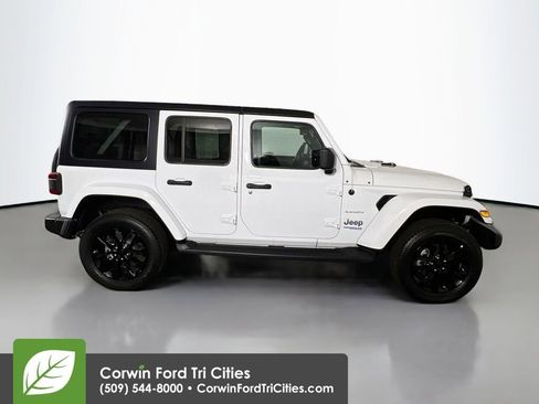 Used 2022 Jeep Wrangler Unlimited Sahara AWD/4WD image 17