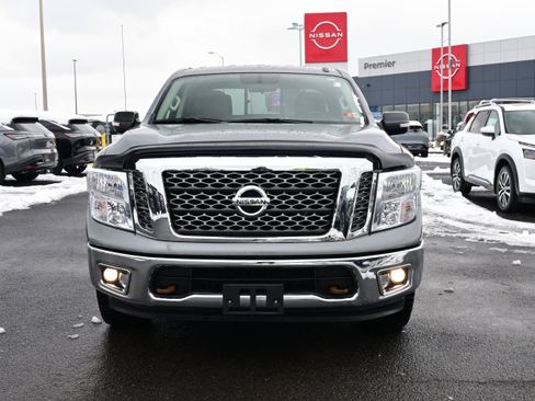 Used 2018 Nissan Titan SV image 3