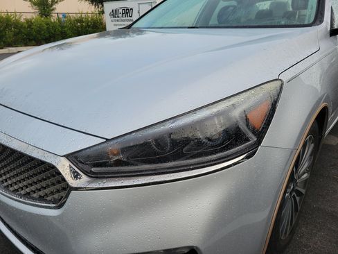 Used 2017 Kia Cadenza Premium w/ Luxury Package FWD image 5