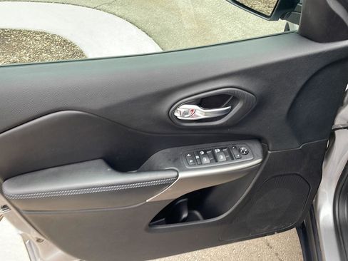 Used 2020 Jeep Cherokee Latitude image 18