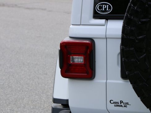 Used 2022 Jeep Wrangler Unlimited Rubicon w/ Trailer Tow Package AWD/4WD image 5