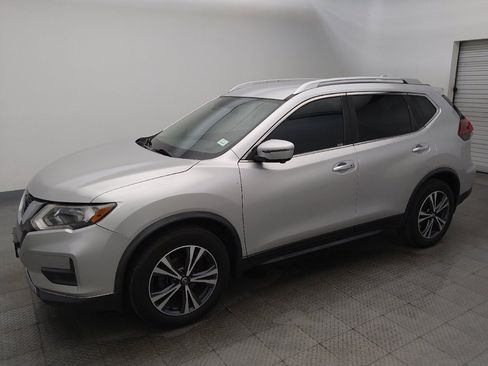 Used 2019 Nissan Rogue SV w/ Premium Package FWD image 2