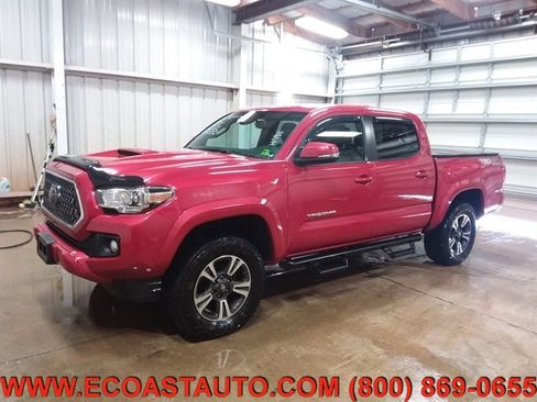 Used 2018 Toyota Tacoma TRD Sport image 3
