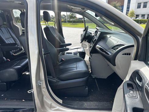 Used 2016 Chrysler Town & Country Touring FWD image 10