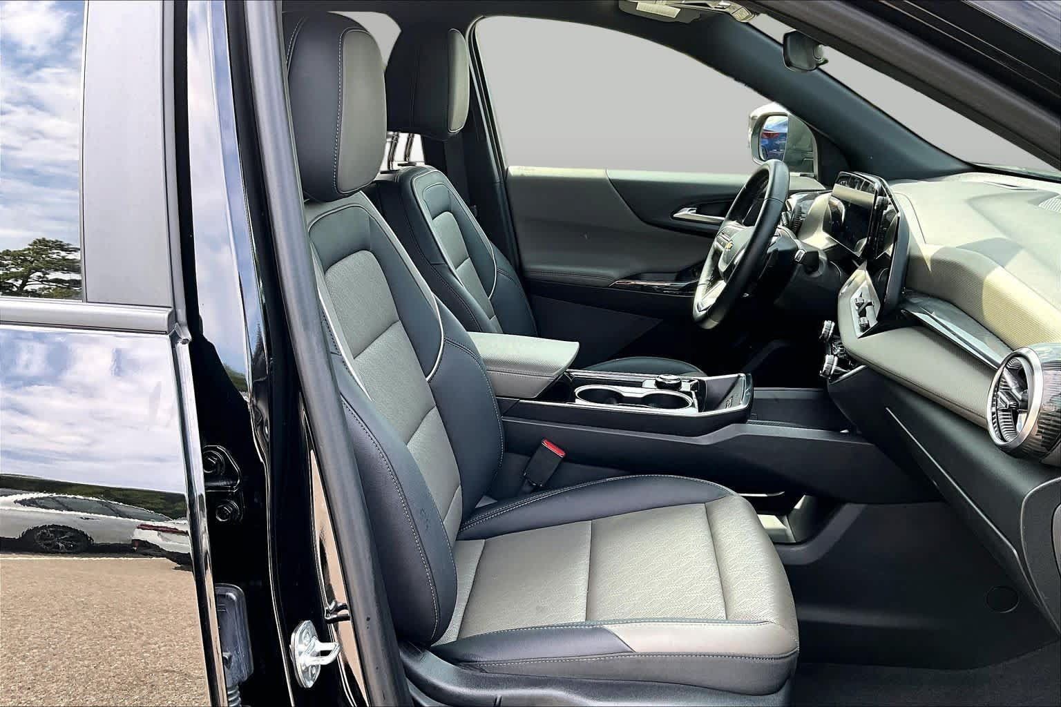 Used 2026 Chevrolet Equinox LT w/ Convenience Package II FWD image 8