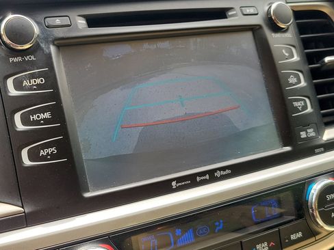 Used 2017 Toyota Highlander XLE image 26