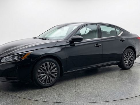 Used 2025 Nissan Altima 2.5 SV image 3