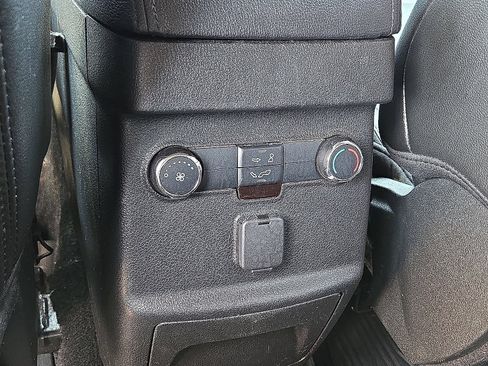 Used 2018 Ford Explorer XLT w/ Equipment Group 202A AWD/4WD image 18
