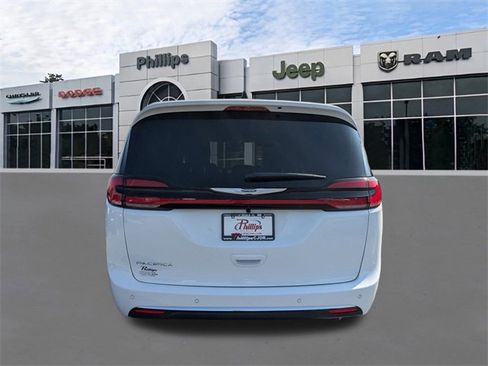 New 2026 Chrysler Pacifica Select image 5