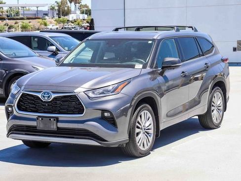 Used 2024 Toyota Highlander Platinum AWD/4WD image 3