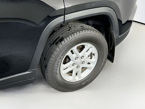 Used 2023 Jeep Grand Cherokee Laredo w/ Luxury Tech Group I image 30