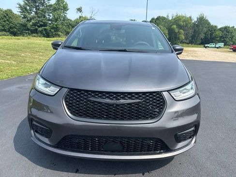 Used 2022 Chrysler Pacifica Touring-L w/ Uconnect Theater Family Group AWD/4WD image 8