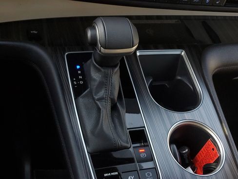 Used 2024 Toyota Sienna Limited image 28