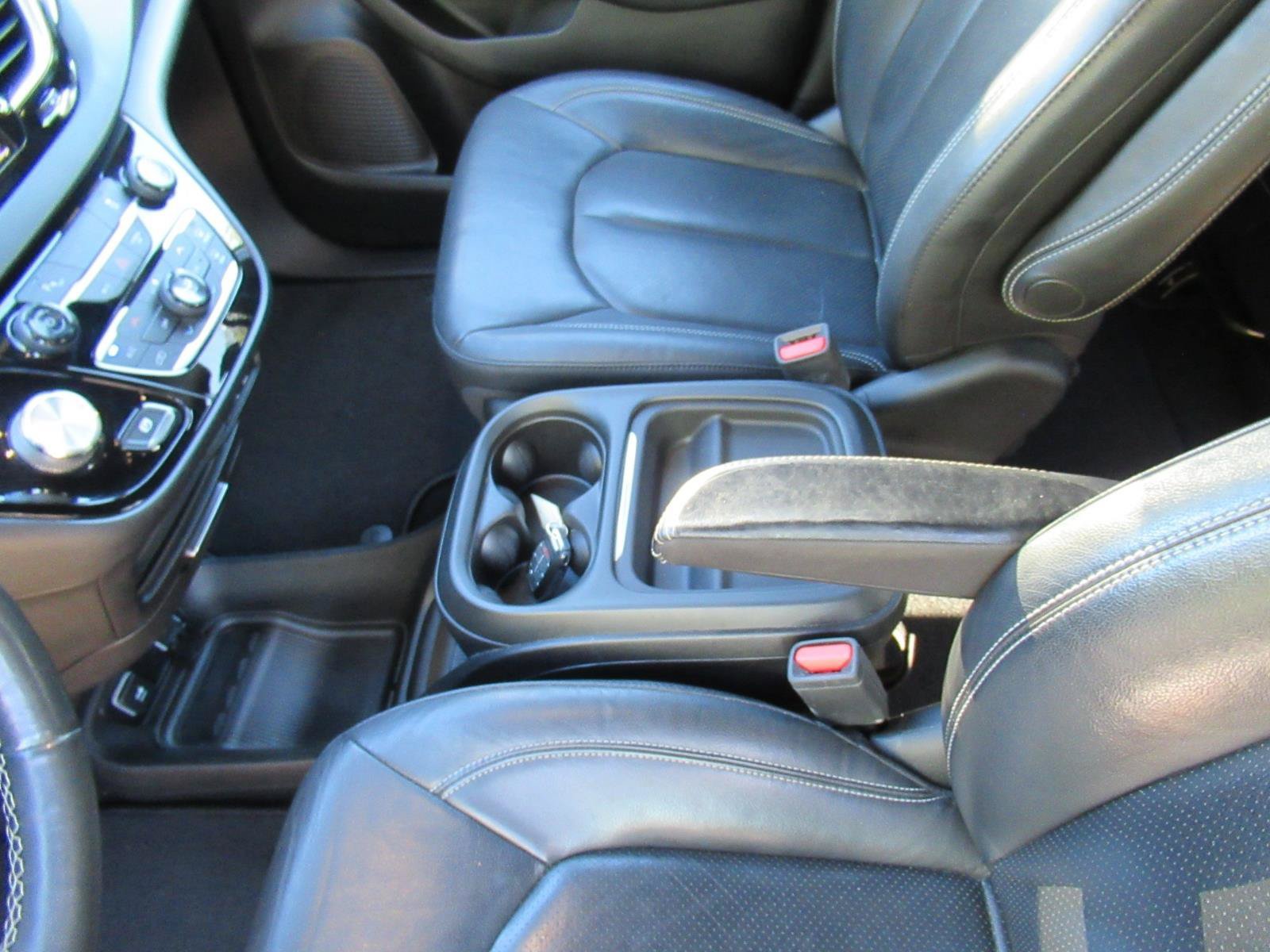 Used 2019 Chrysler Pacifica Touring-L w/ S Appearance Package FWD image 17