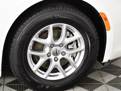 Used 2022 Chrysler Voyager LX image 52