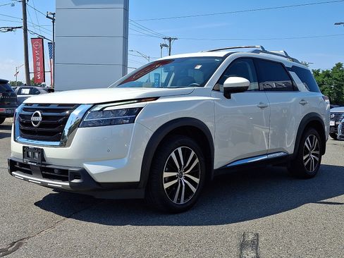 Certified 2024 Nissan Pathfinder Platinum AWD/4WD image 3